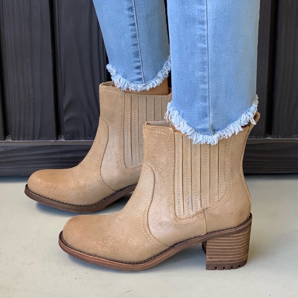 NIB Tan Leather Distressed Rugged Block Heel Boot - Picture 2 of 8